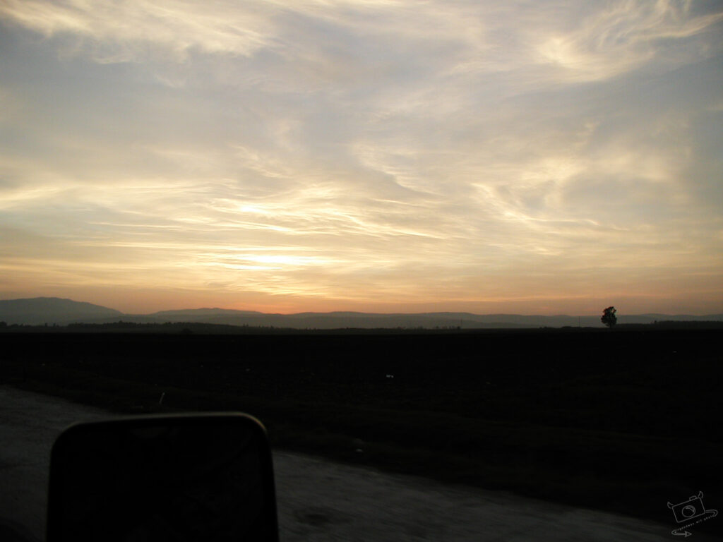 Sonnenuntergang, aus fahrendem Auto fotografiert